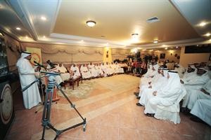 الحضور يتابعون الندوة	اسامة ابو عطية﻿