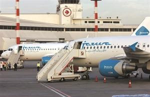 طائرتان لطيران الجزيرة تستعدان لصعود المسافرين﻿