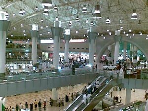 كاميرات مراقبة المطار كشفت لصوص أمتعة المسافرين