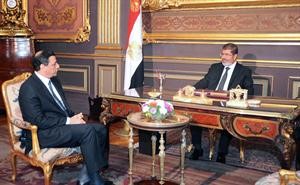 الرئيس د محمد مرسي خلال استقباله وزير الداخلية اللواء احمد جمال الدين افپ