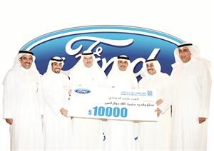الحضور يكرمون البطل الديحاني خلال الحفل
