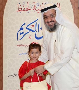 عبدالرحمن زمان يكرم احدى الفائزات من ابناء الموظفين﻿