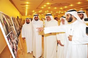 الزعابي في معرض بصمة خير يشرح للحضور﻿