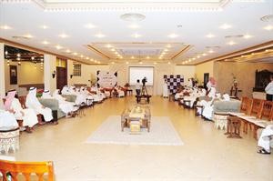 جانب من رجالات العمل الخيري خلال تواجدهم في ديوان الخير﻿