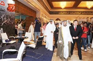 ويتجولان وسط الاجنحة المشاركة في المعرض 