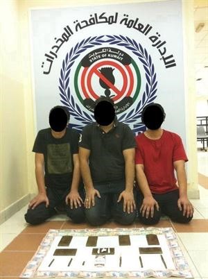 المتهمون وامامهم المضبوطات﻿