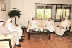 مسالم الاذينة وعبدالعزيز السمحان واعضاء مجلس ادارة اتحاد الجمعيات خلال اللقاء﻿