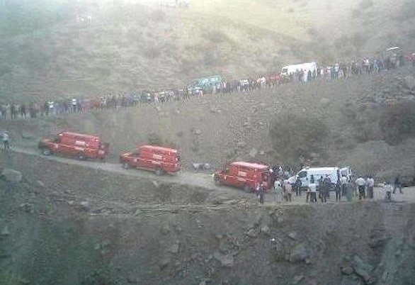 سيارات الاسعاف في موقع الحادث بعد سقوط حافلة للنقل البري من مرتفع جبلي شاهق و مقتل 42 من ركابها