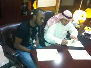 الشيخ خالد الفهد اثناء التوقيع مع اللاعب ابراهيما كيتا﻿
