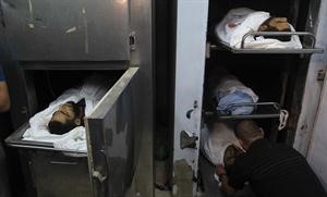 جثامين الشهداء في مشرحة المستشفى في دير البلح بغزة	افپ﻿