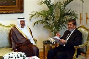 الرئيس المصري د محمد مرسي مستقبلا وزير الخارجية القطري الشيخ حمد بن جاسم افپ