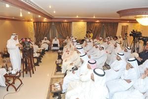 السعدون متحدثا للحضور في ديوان الداهوم متين غوزال