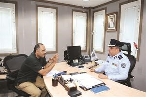 مدير الشؤون المالية متحدثا الى الزميل امير زكي