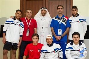 وليد عايش يتوسط لاعبي المنتخب الوطني لكرة الطاولة
