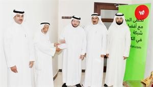معبدالعزيز فخرو يسلم الشيك الى يوسف الحجي وبحضور امين النبهان﻿
