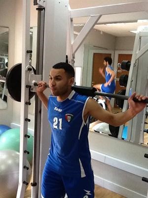 طلال نايف يجري تدريبات التقوية في فندق موفنبيك بدبي ﻿