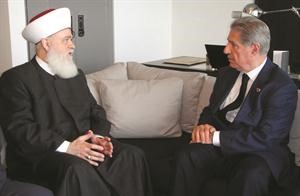 مفتي الجمهورية الشيخ د محمد رشيد قباني مستقبلا رئيس حزب الكتائب امين الجميل في اسطنبول محمود الطويل