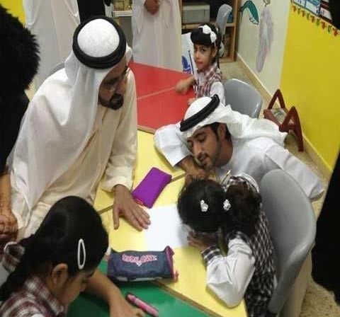 حاكم دبي يحضر الطابور الصباحي مع الطلبة 