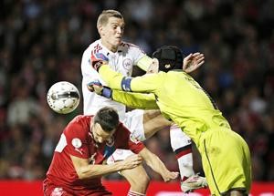 حارس مرمى المنتخب التشيكي بيتر تشيك يبعد الكرة عن مدافع الدنمارك دانيال اغر اپ
