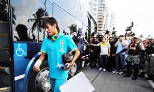 البرازيلي نيمار لدى وصوله الى فندق اقامة منتخب بلادهافپ