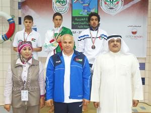 ابطال السباحة خلال مراسم التتويج﻿