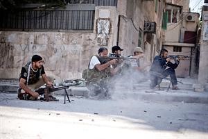 مقاتلو الجيش الحر في احدى المواجهات مع قوات النظام السوري في حي الاذاعة في حلب	اپ﻿