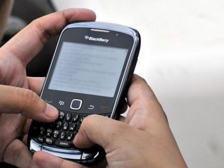 يطلب الزواج بإرسال "sms" لوالد فتاة أحلامه