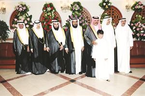 سمو ولي العهد الشيخ نواف الاحمد والمستشار ضاري العثمان يهنئان اسامة ابوعطية
