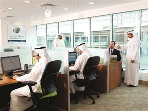موظفو خدمة العملاء في مركز الاتصال بالبنك﻿