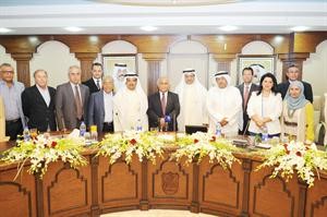 دعبداللطيف البدر واياد الثويني وبدر الذياب ودرنا الفارس خلال احتفال توقيع العقد	 هاني عبدالله﻿