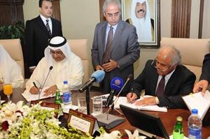 دعبداللطيف البدر يوقع العقد مع اياد الثويني﻿
