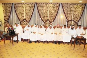 جانب من اعضاء الجبهة الوطنية لحماية الدستور خلال اجتماعهم في جمعية المحامين مساء امس الاول هاني الشمري
