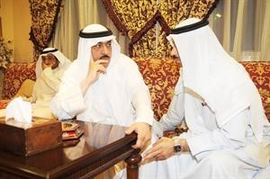 مسلم البراك يستمع لحديث احد الحضور
