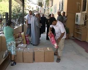 وفد من حزب الله خلال توزيع المساعدات الغذائية على النازحين السوريين في صيدا امس محمود الطويل