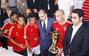 لاعبو الاهلي حرصوا على اعلان تعاطفهم مع الشهداء اثناء التتويج
