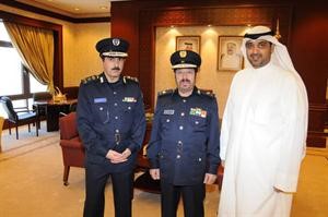 الشيخ محمد العبدالله واللواء يوسف الانصاري والعميد خالد المكراد﻿