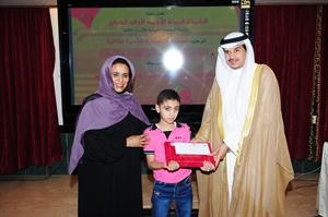 الشيخة فريحة الاحمد وعبدالله براك يكرمان احد الفائزيناسامة ابوعطية﻿