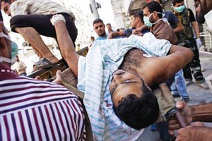 سوريون ينقلون جثث قتلى سقطوا في قصف القوات السورية لحلب افپ