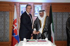 السفير وليد الخبيزي يشارك السفير السلوفاكي دايفان لانشارش قطع كيكة الحفل 