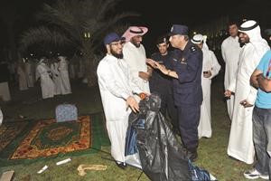 احد رجال الامن يطلب من احد الشباب عدم نصب خيمته في ساحة الارادة