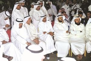 احمد السعدون متوسطا مسلم البراك ومبارك الوعلان ود جمعان الحربش في ساحة الارادة امس متين غوزال 