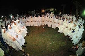 جانب من الحضور في ساحة الارادة مساء امس يتقدمهم النواب واعضاء مجلس 2012 المبطل واعضاء تجمع نهج بالاضافة الى اعضاء الجبهة الوطنية لحماية الدستور هاني الشمريمتين غوزالقاسم باشا