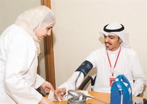 موظف ببنك الخليج يجري الفحوصات قبل التبرع بالدم
