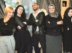 لقطة تذكارية تجمع تامر وبسمة مع عدد من اصدقائهما