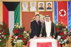 السفير محمد مجرن الرومي يشارك السفير الكوري الشمالي قطع كيكة الاحتفال