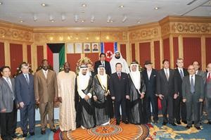 السفير محمد مجرن الرومي والسفير الكوري والشيخ علي الجابر يتوسطون عددا من السفراء انور الكندري