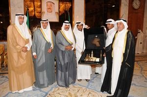 سمو نائب الامير يتسلم هدية تذكارية من فهد الفهد بحضور مسالم الاذينة وفيصل الجزاف
