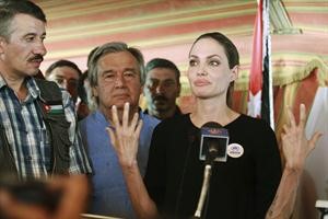 انچلينا چولي تغالب الدموع خلال حديثها عن مشاهداتها في مخيم الزعتري رويترز