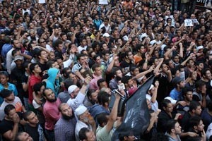 الاف المصريين يتظاهرون احتجاجا على الفبلم المسيئ للنبي صلى الله عليه وسلم امام السفارة الاميركية في القاهرة امس