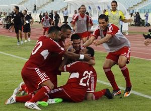 فرحة لاعبي لبنان بهدف رضا عنتر في مرمى ايران رويترز